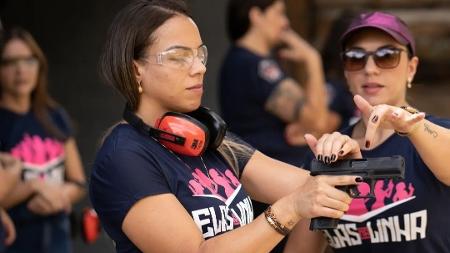 Mulheres se armam por segurança, empoderamento e atração pela pólvora