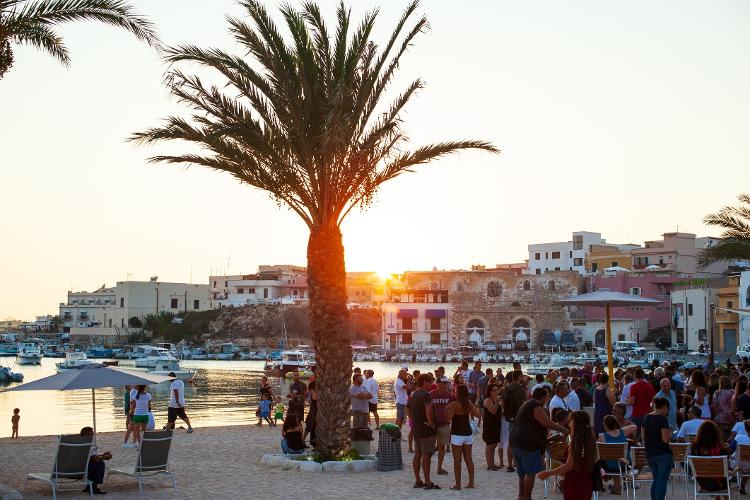 En temporada alta, Lampedusa se llena de turismo - Bepsimage / Getty Images - Bepsimage / Getty Images