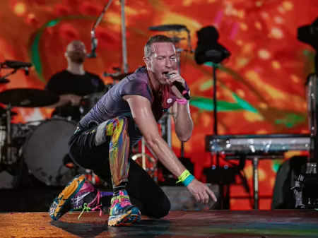 Líder do Coldplay faz apelo para que fãs devolvam pulseiras: ‘São caras’