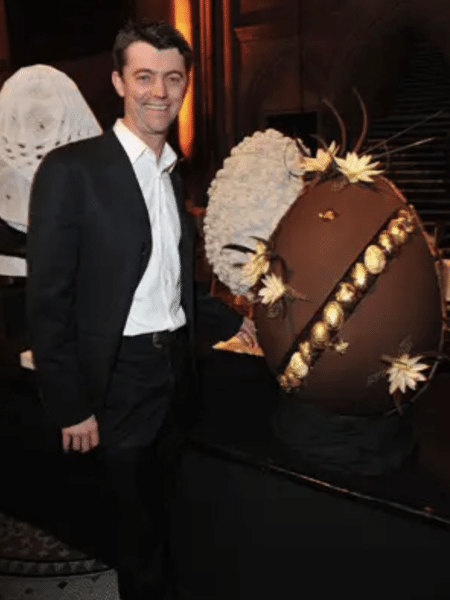 O chocolatier William Curley com seu ovo recordista - Divulgação/Guiness World Records