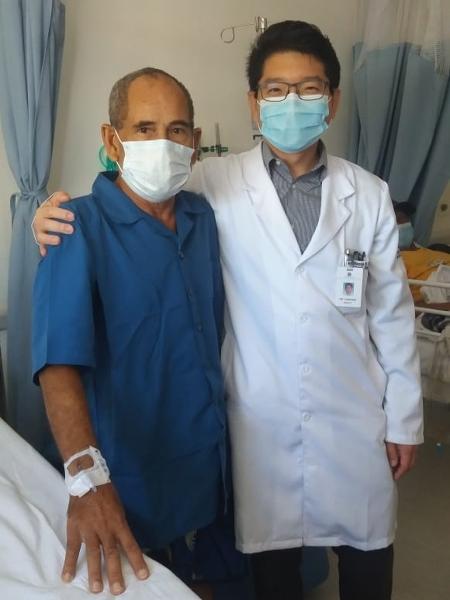 Oswaldo com o médico Marcos Samano