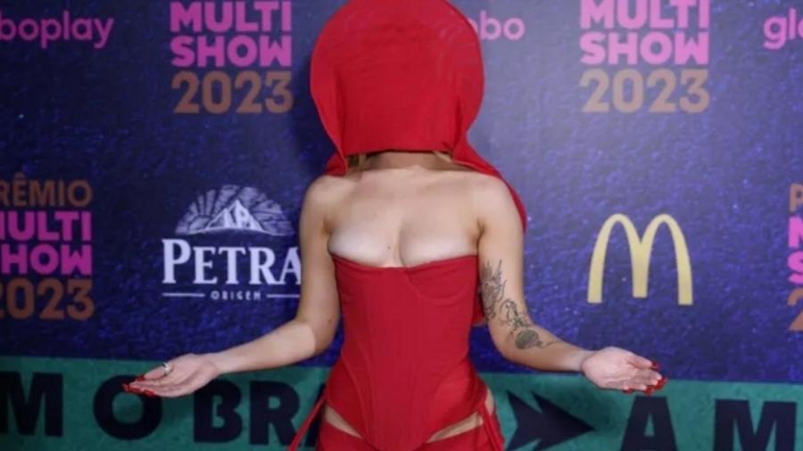 Luísa Sonza vai com look misterioso ao Prêmio Multishow