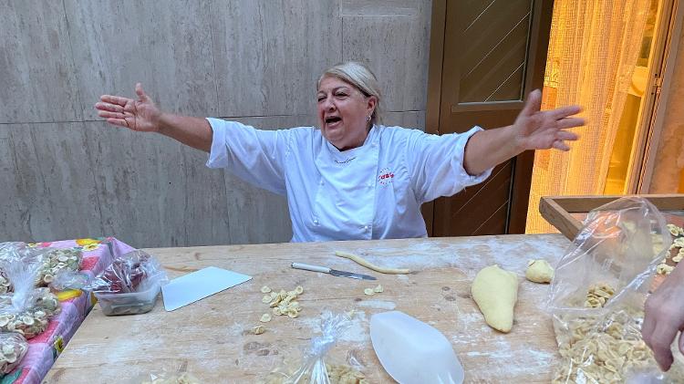 Senhora Nunzia prepara orecchiette em Bari