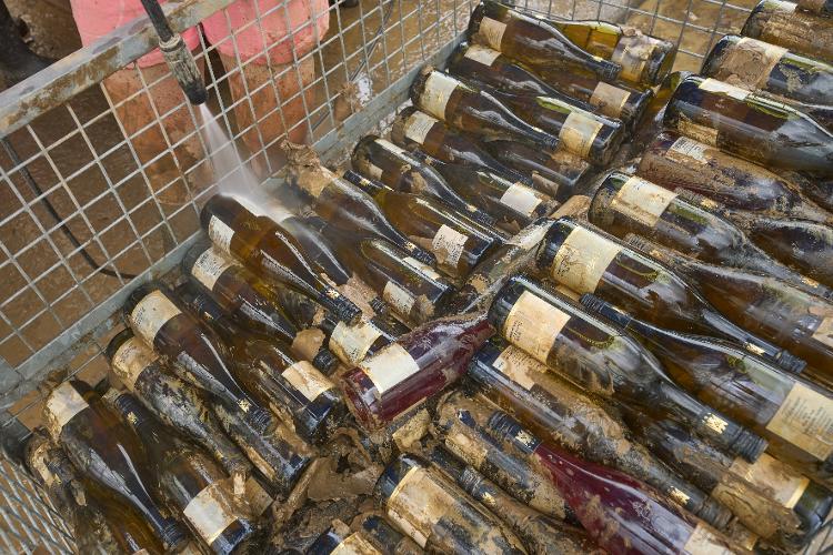 Limpeza de garrafas de vinho da Adeneuer, na Alemanha, após enchentes que devastaram a região em 2021