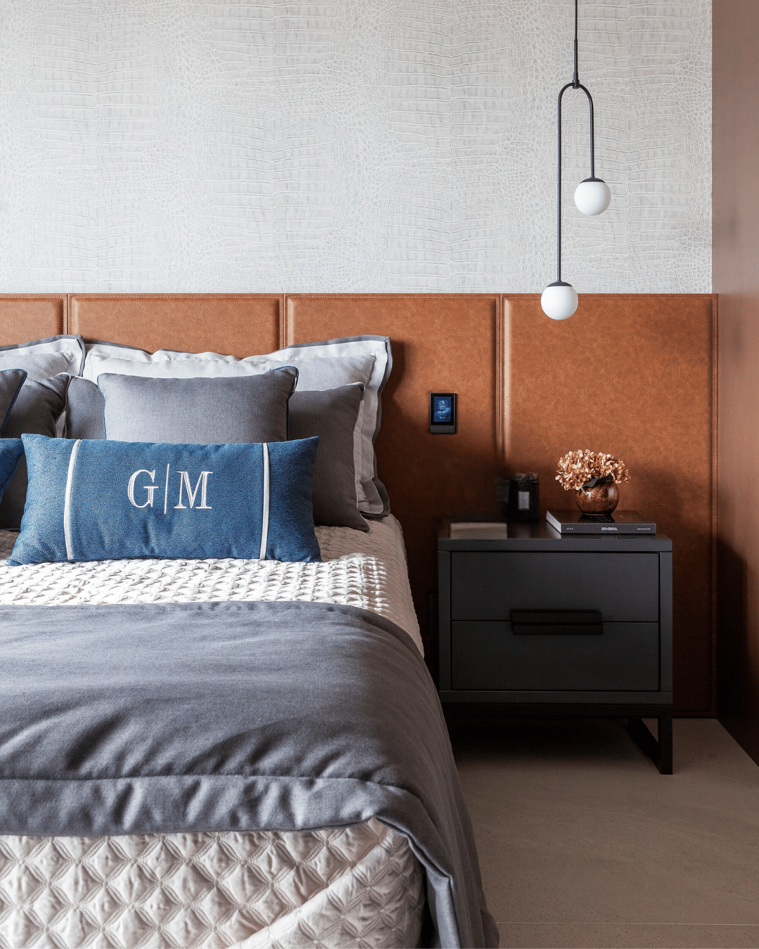 A cabeceira de couro caramelo embute a automação e é um dos materiais nobres eleitos para que o casal sinta aconchego. - Dotta Photo/Divulgação