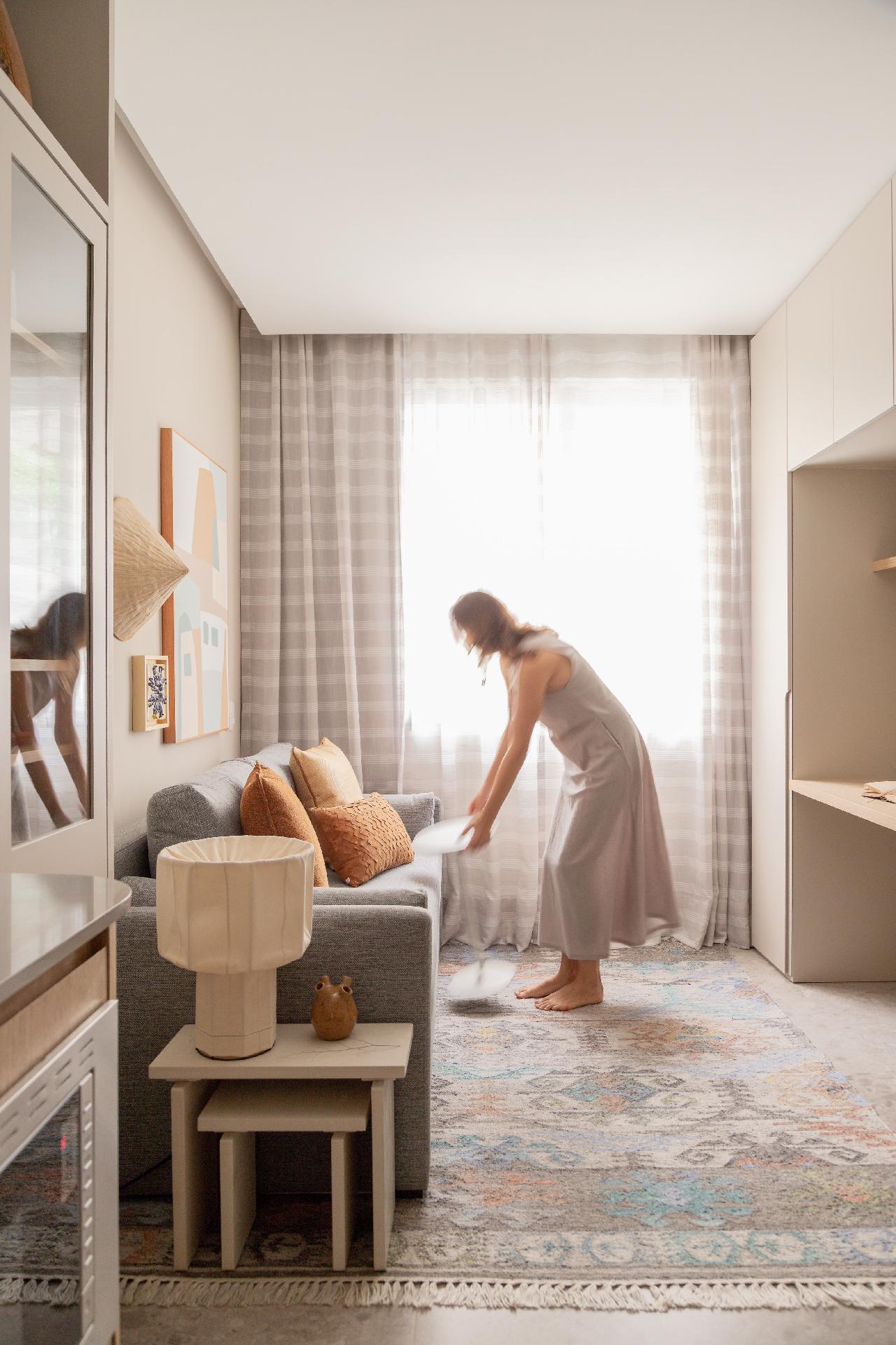 O espaço precisava de uma boa reforma - estava detonado quando a arquiteta Marina Vilaça, do escritório MBV Arquitetura, entrou para a renovação. A ideia era transformá-lo em um lar fácil de manter. "Além da repaginação total, ela pediu marcenarias multiuso, com muitos espaços de armazenamento e um sofá-cama, pois queria ter uma área livre próximo à janela para praticar exercícios", conta Marina. - Lilia Mendel/Divulgação