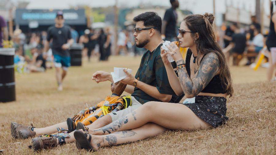 Fãs de música eletrônica se alimentam durante o Tomorrowland Brasil 2024