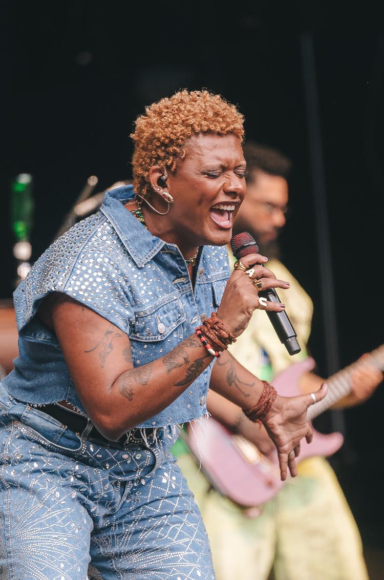 Liniker canta no Allianz Parque, em São Paulo, em show de abertura de Lenny Kravitz, no sábado (23)