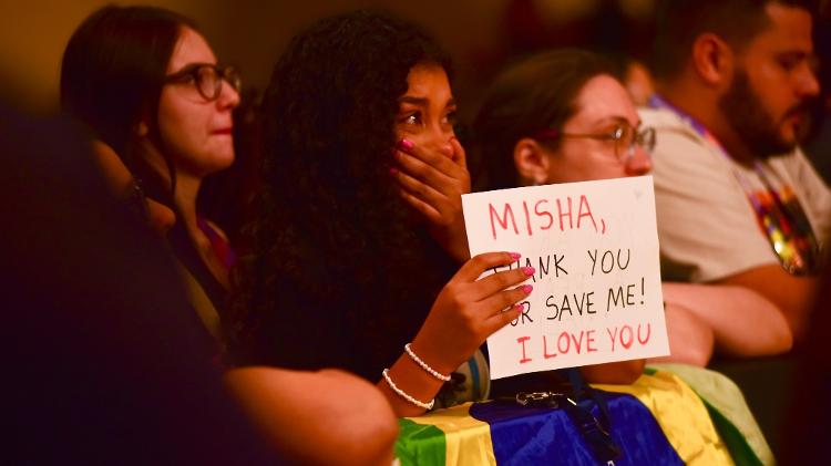 Fã se emociona em painel com Misha Collins e diz que ator a salvou na CCXP 24; ela levou uma plaquinha com a frase em inglês: 'Misha, obrigada por me salvar. Te amo'