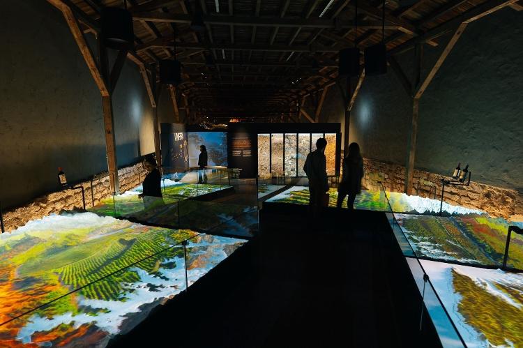 Além de experimentar novos vinhos, os turistas também conhecem o museu sobre vitivinicultura.