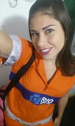 24.ago.2015 - Rita Mattos, a "gari gata", faz selfie usando seu uniforme de trabalho: "Segunda já começa assim"