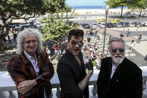 10.set.2015 - Brian May, Adam Lambert e Roger Taylor participam de sessão de fotos no hotel Copacabana Palace, no Rio de Janeiro - EFE/Antonio Lacerda - EFE/Antonio Lacerda