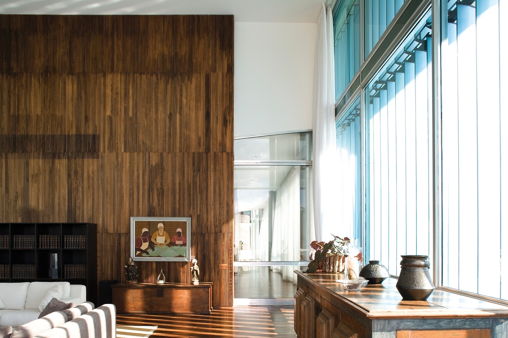 Com lambris em jacarandá, o Salão de Estado é interligado aos escritórios privativos do Palácio da Alvorada, projetado pelo arquiteto Oscar Niemeyer. Os amplos panos de vidro (à dir.) ganharam persianas na face externa e cortinas no interior - Leonardo Finotti/ UOL