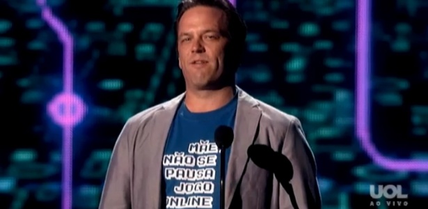 "Mãe, não se pausa jogo online", explica a camiseta usada por Phil Spencer no TGA - Reprodução