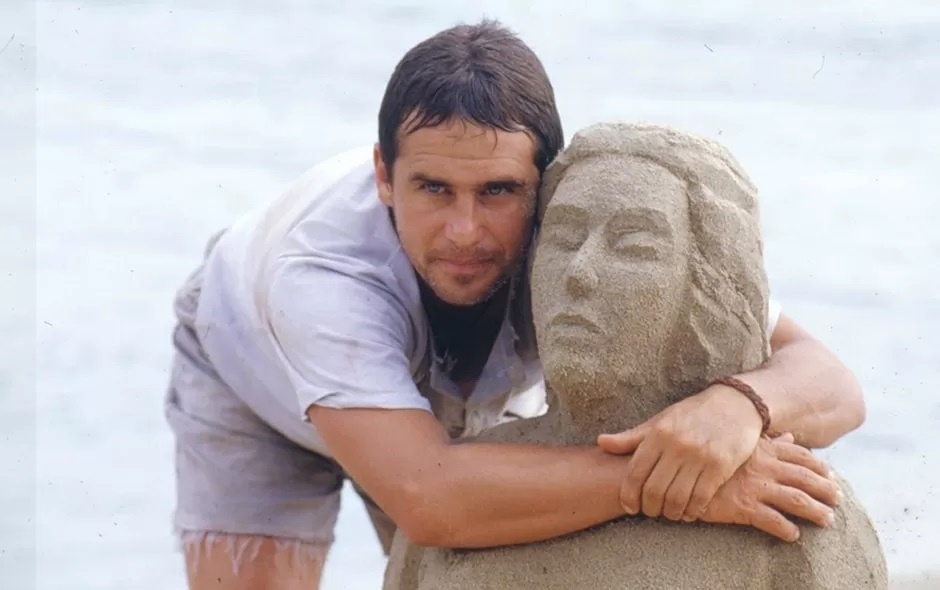 Tonho da Lua (Marcos Frota) abraça escultura que fez para Ruth (Gloria Pires) em "Mulheres de Areia" (1993) - Divulgação/Viva