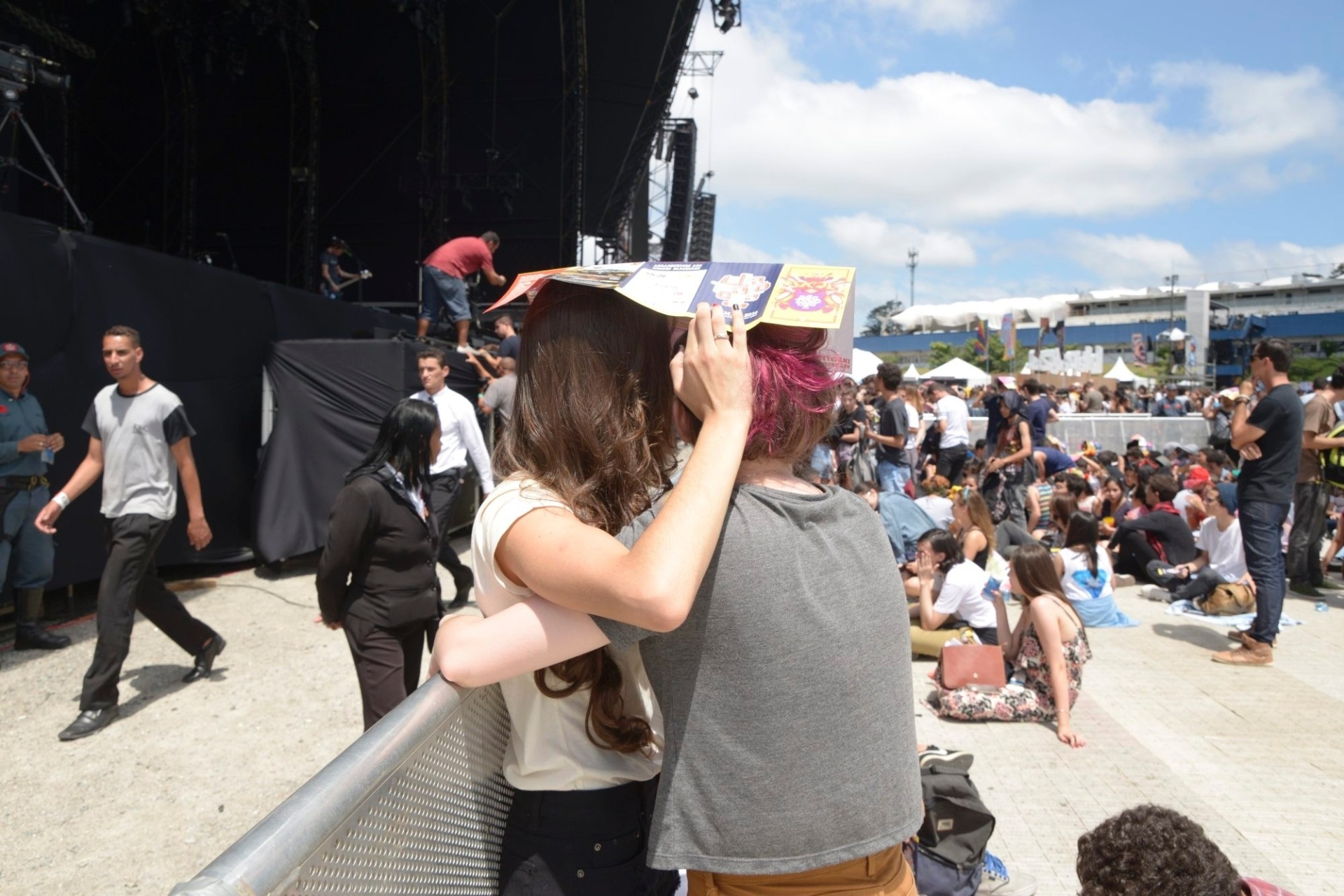 12.mar.2016 - Fãs da cantora Marina and the Diamonds enfrentam sol para garantir o lugar na grade de seu show no Lollapalooza Brasil 2016. Ela fecha a noite no palco Axe às 21h45 - Rafael Roncato/UOL