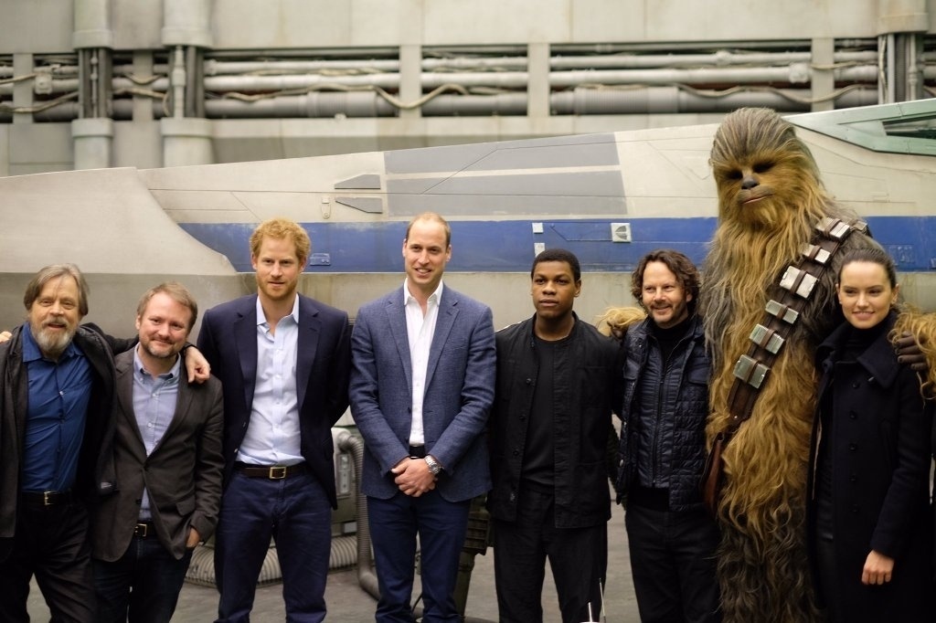 19.abr.2016 - Príncipes Harry e William posam com elenco de "Star Wars" após visitarem os estúdios Pinewood, em Londres, onde o oitavo episódio da saga cinematográfica está sendo filmado. Entre  os atores, estavam presentes Mark Hamill, John Boyega, Daisy Ridley e Peter Mayhew, o Chewbacca - Reprodução/Twitter/KensingtonRoyal