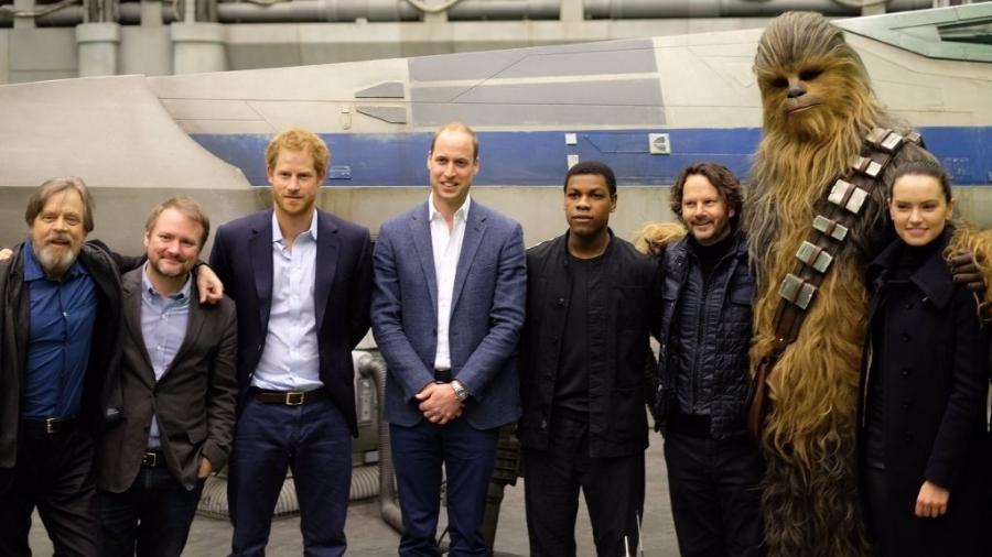 19.abr.2016 - Príncipes Harry e William posam com elenco de "Star Wars" após visitarem os estúdios Pinewood, em Londres - Reprodução/Twitter/KensingtonRoyal