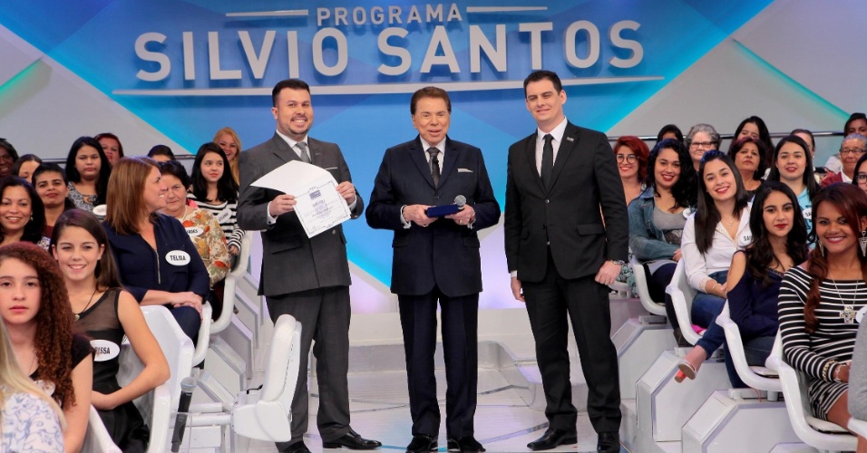Silvio Santos recebe em seu programa no SBT o título de doutor em Comunicação