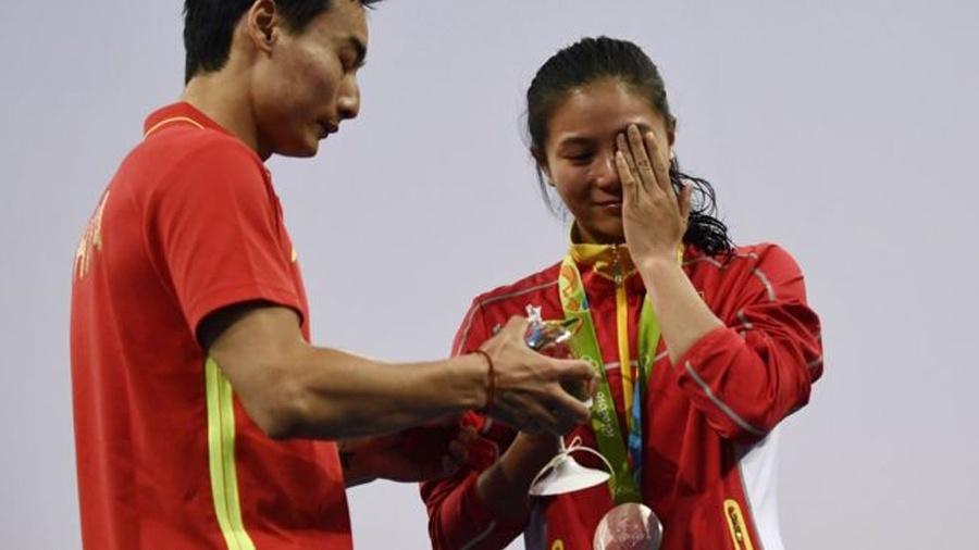Saltadora chinesa chorou e demorou a sorrir quando o namorado a pediu em casamento - AFP/Getty/Reprodução