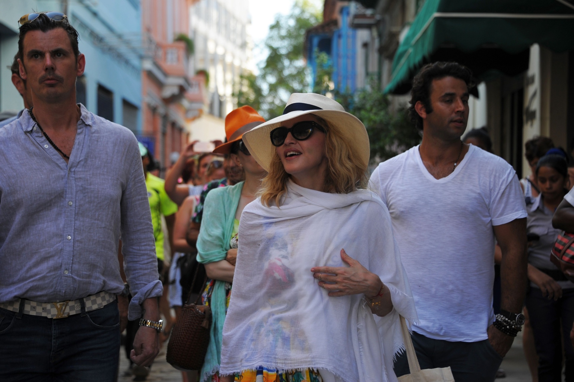 17.ago.2016 - Madonna anda pelas ruas de Havana durante viagem de aniversário pela capital cubana - AFP PHOTO/YAMIL LAGE