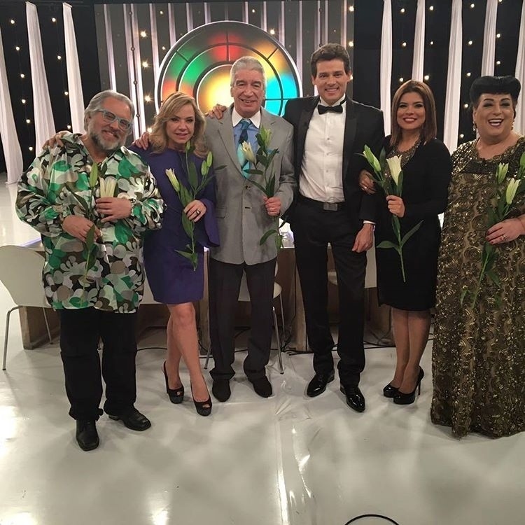 20.set.2016 - Celso Portiolli recriou o cenário do "Show de Calouros", clássico de Silvio Santos nos anos 80, para o "Domingo Legal". Ele também convidou os jurados do programa para uma homenagem a Pedro de Lara, morto em 2007. Participarão do especial Leão Lobo, Flor, Décio Piccinini, Mara Maravilha e Mamma Bruschetta, que voltou a interpretar Condessa Giovanna após mais de 20 anos - Reprodução/Instagram/mammabruschetta