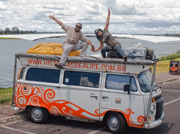 Inês e Franco com a primeira Kombi deles, modelo 2006, em Brasília, durante viagem feito pelo Brasil de 2010 a 2012 - Arquivo Pessoal