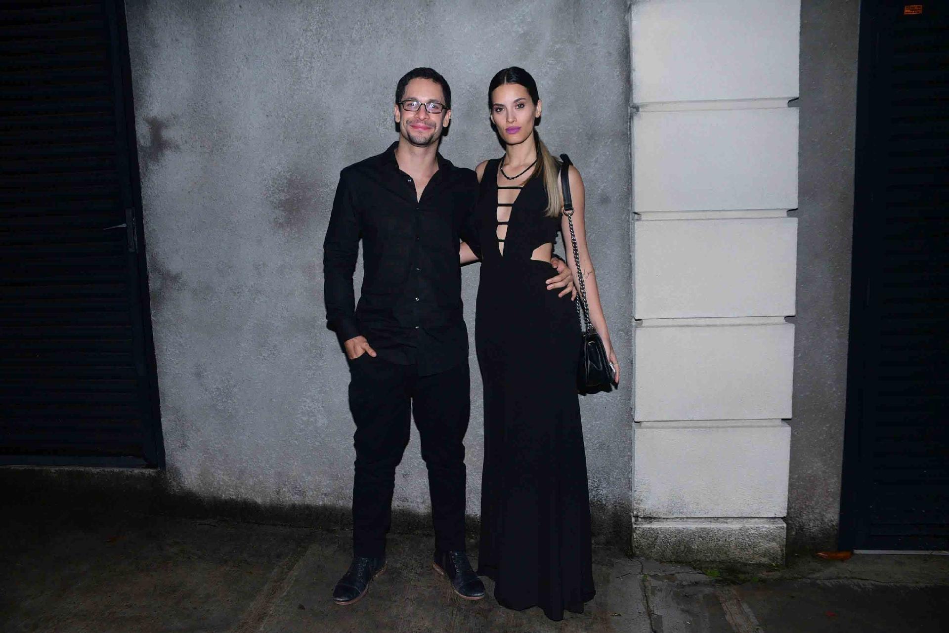 Considerado a "zebra" da "Dança dos Famosos", o ator Rainer Cadete, terceiro colocado da competição, vai a festa na casa de Fausto Silva acompanhado da namorada - AgNews