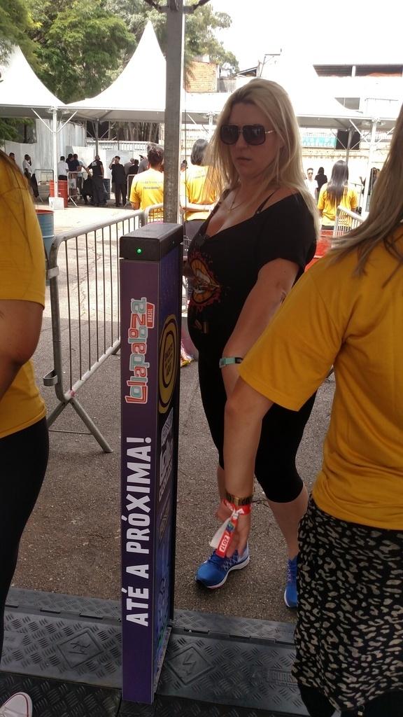 Fã usa pulseira digital para entrar no Lollapalooza - Renata Nogueira/UOL