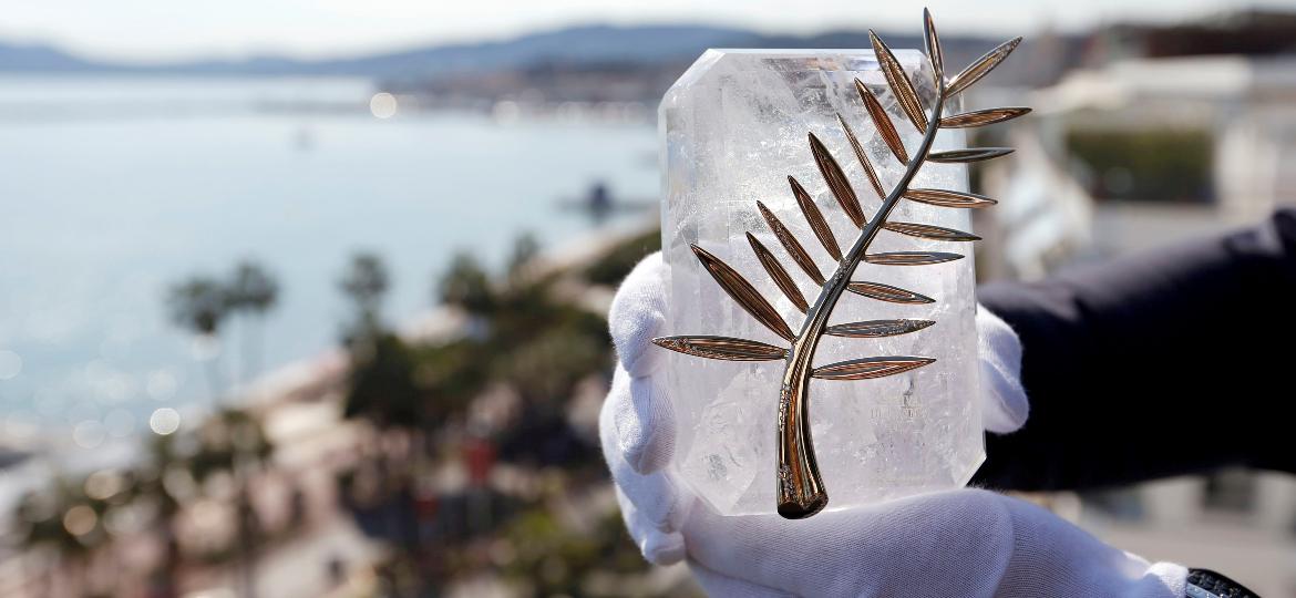 Funcionário exibe a Palma de Ouro, prêmio máximo do Festival de Cannes - Regis Duvignau/Reuters