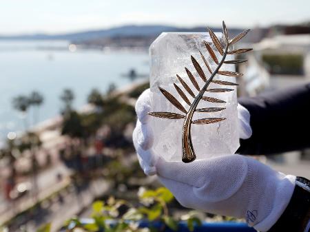 Funcionário exibe a Palma de Ouro, prêmio máximo do Festival de Cannes - Regis Duvignau/Reuters