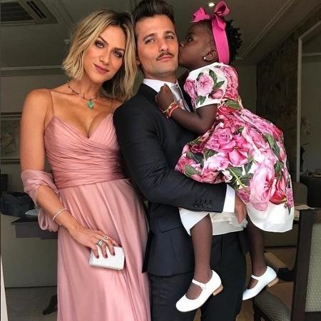 Bruno Gagliasso e Giovanna Ewbank posam com a filha, Titi - Reprodução/Instagram