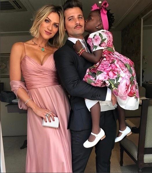 Padrinhos da noiva, Bruno Gagliasso e Giovanna Ewbank mostraram elegância no registro antes da festa.  A filha Titi do casal é a dama de honra de Marina Ruy Barbosa e Xande Negrão - Reprodução/Instagram