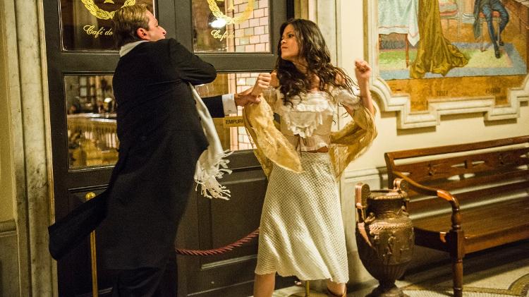 Maria Vitória (Vitória Strada) se defende de Teodoro (Henri Castelli) em "Tempo de Amar" - João Miguel Júnior/Divulgação - João Miguel Júnior/Divulgação