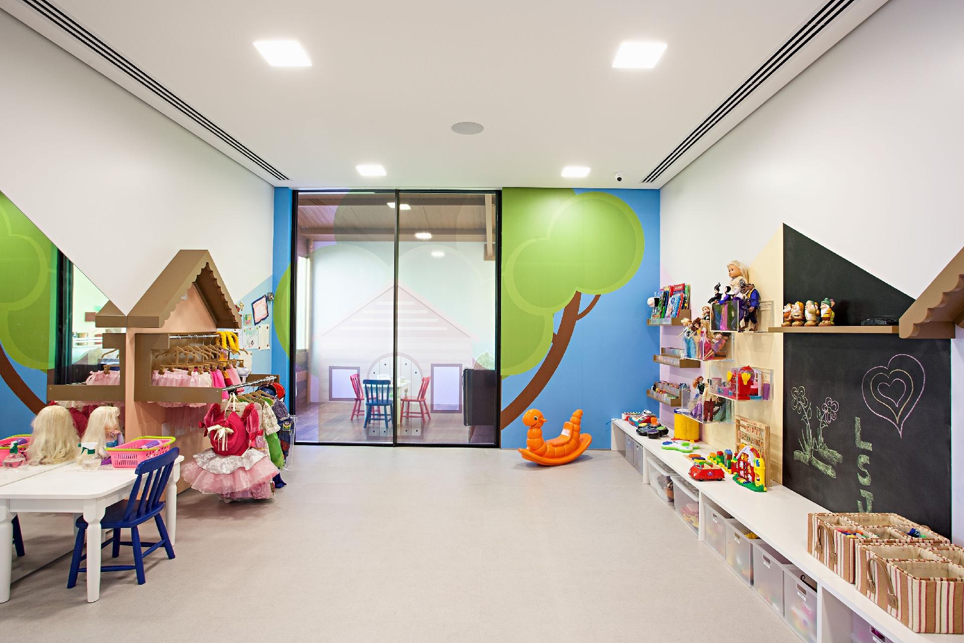 Se o espaço das crianças precisa de uma transformação, não basta pensar só em materiais de colocação ágil, mas também em algo fácil de limpar. Nesta brinquedoteca, as paredes mudaram com pintura e um dos trechos ganhou uma tinta-lousa. No piso, a manta vinílica, mesma usada em academias, cobriu o revestimento existente. Os desenhos, que dão cor ao ambiente, são plotagem. Projeto de Bruno Carvalho - Divulgação