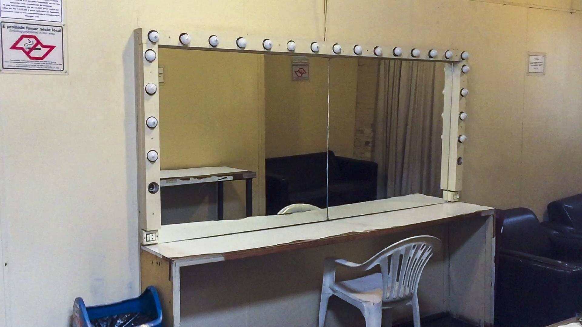 Camarim dos artistas é mais tradicional e tem aviso proibindo adesivos e pixações - Marcelo Justo/UOL