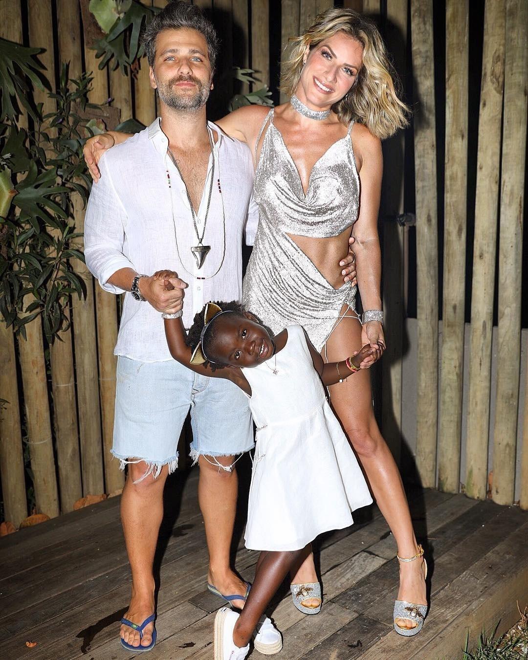 Bruno Gagliasso, Giovanna Ewbank e Titi passaram a virada do ano em Fernando de Noronha e receberam Bruna Marquezine, Neymar, Fernanda Paes Leme e mais famosos na pousada em que são donos - Reprodução/Instagram
