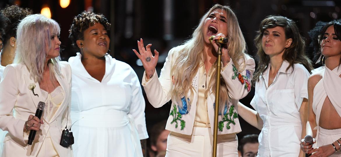 Entre Cyndi Lauper e Camila Cabello, Kesha canta emocionada no palco do Grammy 2018 - Getty Images