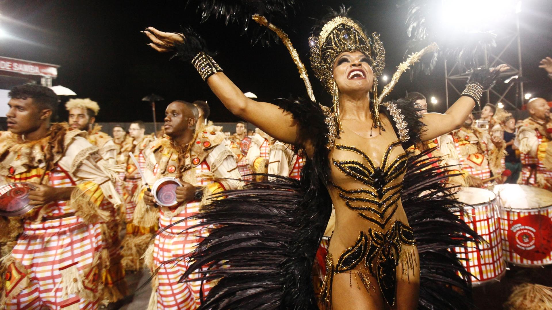 A rainha de bateria Simone Sampaio desfila na Dragões da Real no Carnaval 2018 - Ricardo Matsukawa/UOL