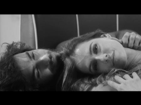 Deborah Secco e o marido, Hugo Moura, participam do clipe "1 em Um Milhão", de Simone & Simaria - Reprodução/TV Globo