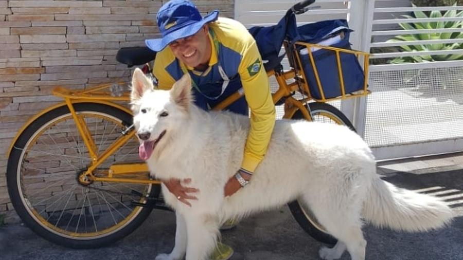 Angelo faz amizade com os cães que encontra em seu percurso - Arquivo pessoal