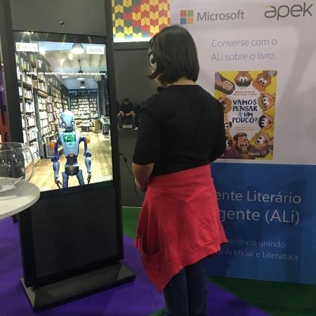 Ali, o robozinho Assistente Literário Inteligente, da Microsoft, tira dúvidas sobre livro na Bienal - Divulgação - Divulgação