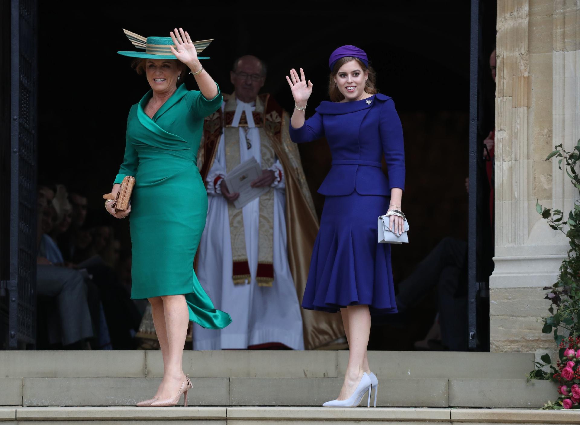 Sarah, a duquesa de York e mãe da noiva, e a filha, princesa Beatrice - Getty Images