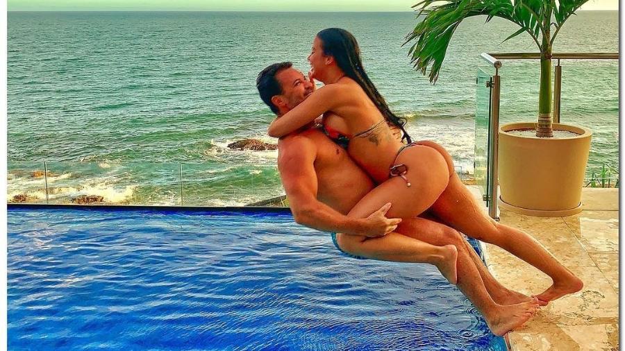 Eduardo Costa e a namorada Victoria Villarim em piscina em Vitória (ES) - Reprodução/Instagram