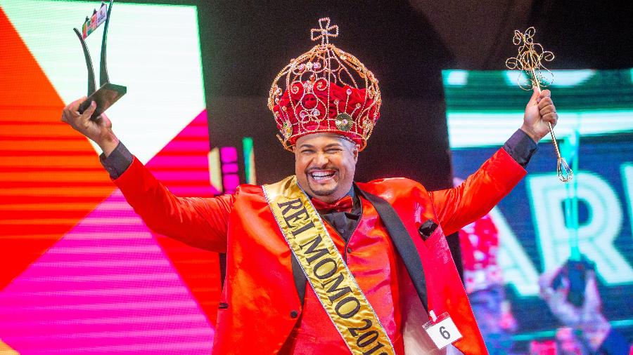 O psicólogo e passista da Dragões da Real Fábio Sorriso assumiu o posto de Rei Momo do Carnaval em 2019