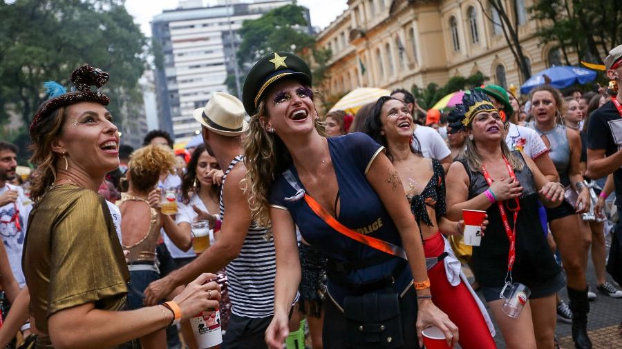 Folionas capricharam na fantasia para o festival dos blocos neste pré-Carnaval. - Marcelo Justo/UOL