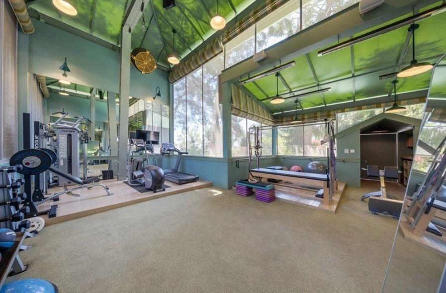 Academia com espaço amplo e equipamento - Douglas Elliman/Divulgação 