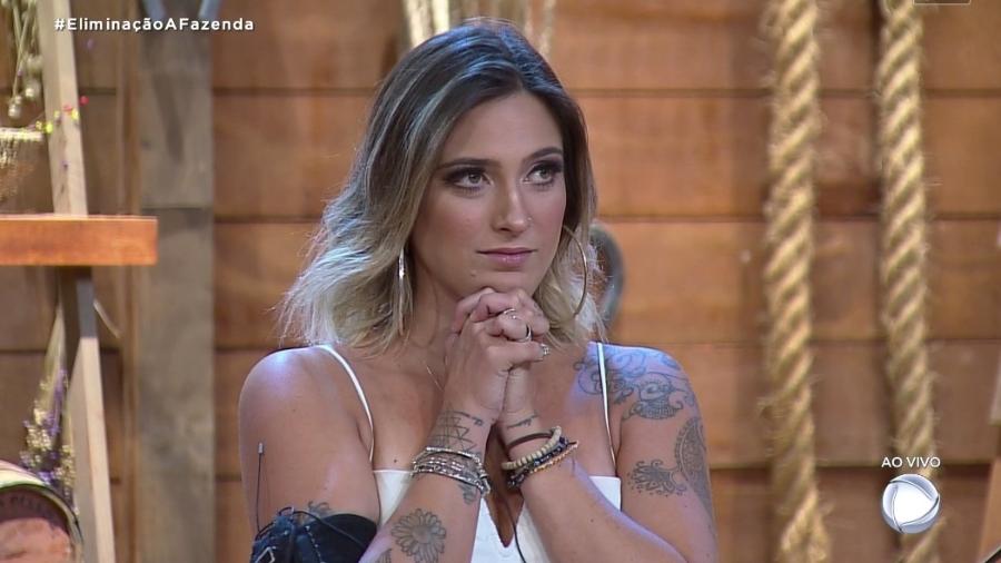 Tati Dias escuta Marcos Mion anunciar o resultado da quarta roça - Reprodução/RecordTV