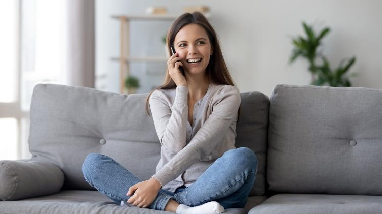 garota falando ao telefone - iStock - iStock