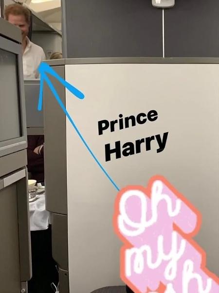 Príncipe Harry, dentro de voo comercial voltando do Japão - Reprodução/Instagram
